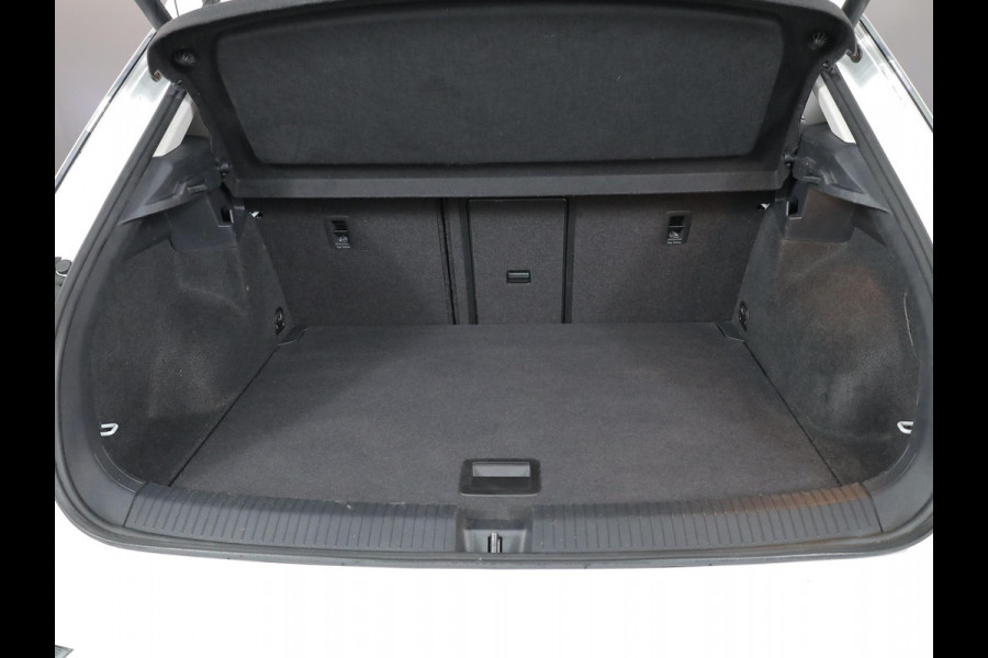 Volkswagen T-Roc 1.0 TSI Style 115pk 6bak| Panorama dak | LM-velgen| el. achterklep | Climatronic