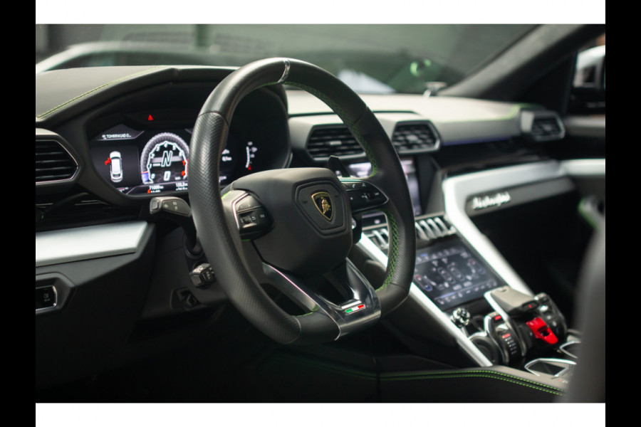 Lamborghini Urus 4.0 V8 HUD Panodak Leer ACC Ceramic Akrapovic Keyless 360 Camera B&O Massage Alcantara hemel Elektr. achterklep Elektr. verstelbare stoelen met memory Afneemb. trekhaak Softclose Achterasbesturing Elektr. verstelbare stuurwiel Navi Stoelverwarming voor & achter Stuurverwarming Stoelventilatie PDC LM ve