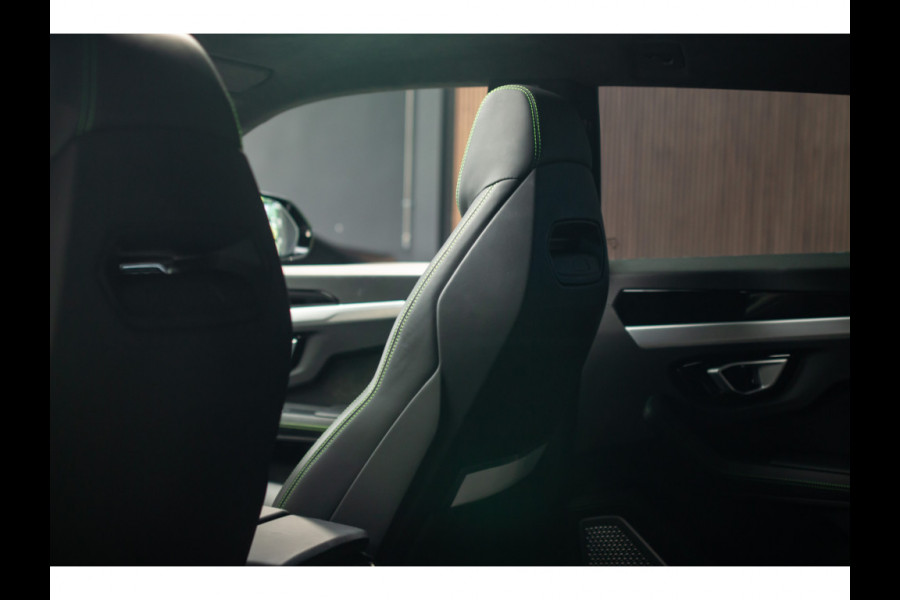 Lamborghini Urus 4.0 V8 HUD Panodak Leer ACC Ceramic Akrapovic Keyless 360 Camera B&O Massage Alcantara hemel Elektr. achterklep Elektr. verstelbare stoelen met memory Afneemb. trekhaak Softclose Achterasbesturing Elektr. verstelbare stuurwiel Navi Stoelverwarming voor & achter Stuurverwarming Stoelventilatie PDC LM ve