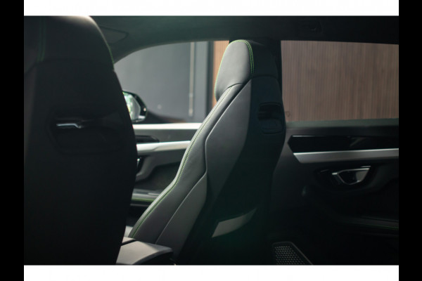 Lamborghini Urus 4.0 V8 HUD Panodak Leer ACC Ceramic Akrapovic Keyless 360 Camera B&O Massage Alcantara hemel Elektr. achterklep Elektr. verstelbare stoelen met memory Afneemb. trekhaak Softclose Achterasbesturing Elektr. verstelbare stuurwiel Navi Stoelverwarming voor & achter Stuurverwarming Stoelventilatie PDC LM ve