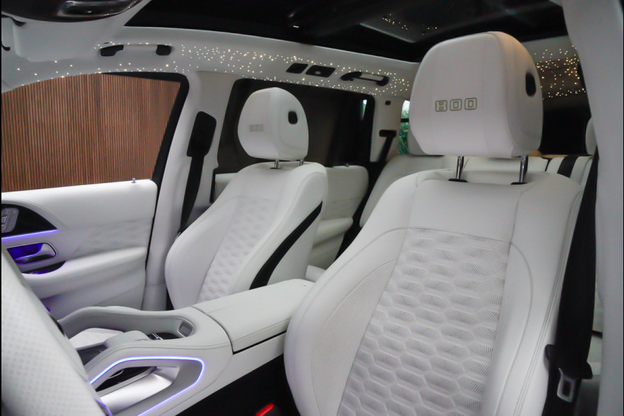 Mercedes-Benz GLS BRABUS 800 4MATIC HUD Massage Full-Carbon Panodak Leer Distronic Standkachel Keyless 360 Camera Burmester Sterrenhemel Airmatic DC Elektr. achterklep Elektr. verstelbare stoelen voor & achter met memory Soft close Elektr. bedienbare trekhaak Elektr. verstelbare stuurwiel Navi PDC LM velgen