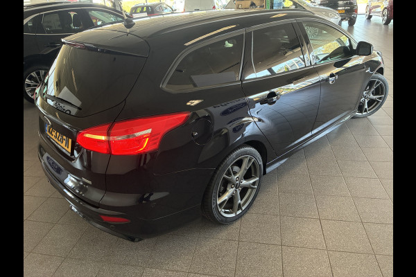 Ford FOCUS Wagon 125PK ST-Line 18-inch-navi-climatecontrole-privacyglass