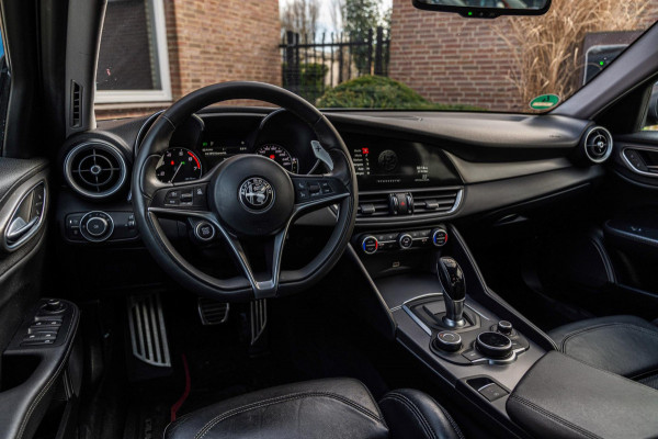 Alfa Romeo Giulia 2.0 T 280pk AWD Veloce Adaptive Camera Leder Stoel/Stuurverw. 19''