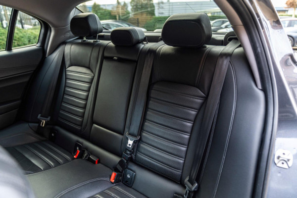 Alfa Romeo Giulia 2.0 T 280pk AWD Veloce Adaptive Camera Leder Stoel/Stuurverw. 19''