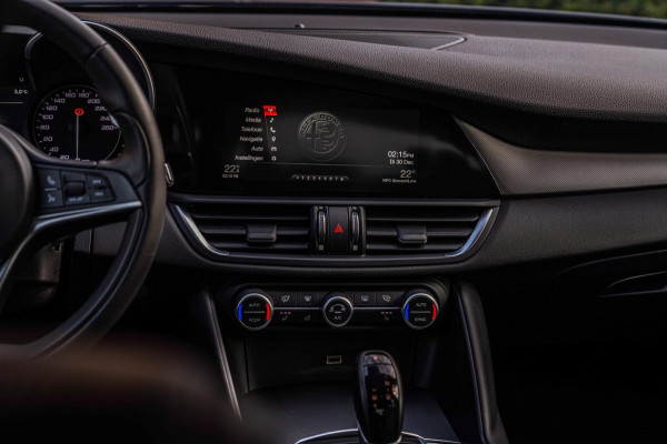 Alfa Romeo Giulia 2.0 T 280pk AWD Veloce Adaptive Camera Leder Stoel/Stuurverw. 19''