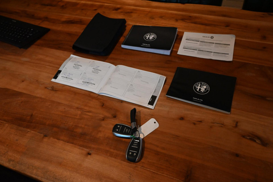 Alfa Romeo Giulia 2.0 T 280pk AWD Veloce Adaptive Camera Leder Stoel/Stuurverw. 19''