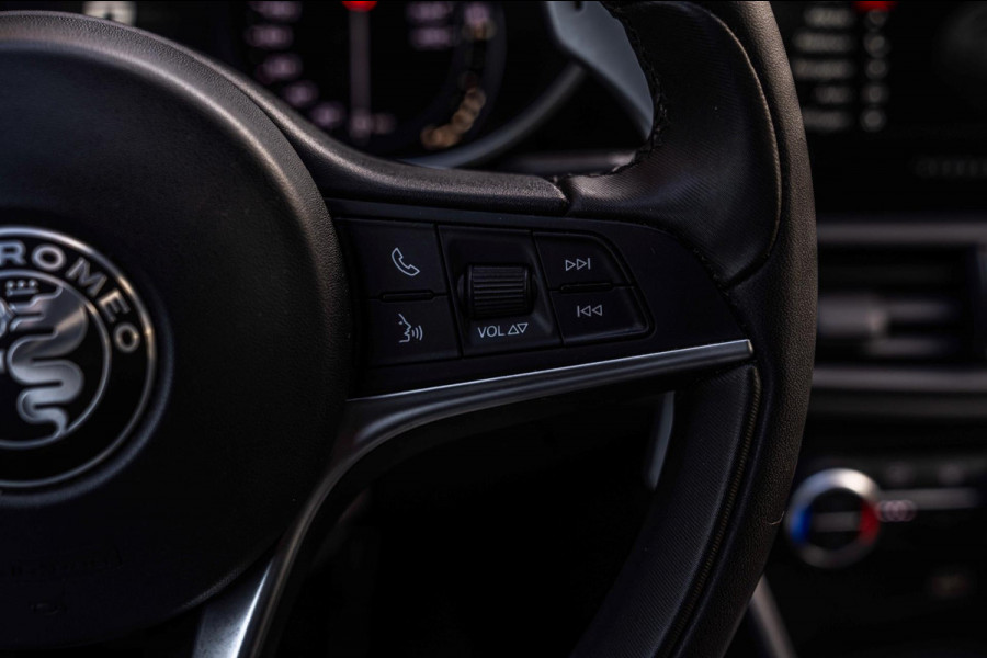 Alfa Romeo Giulia 2.0 T 280pk AWD Veloce Adaptive Camera Leder Stoel/Stuurverw. 19''