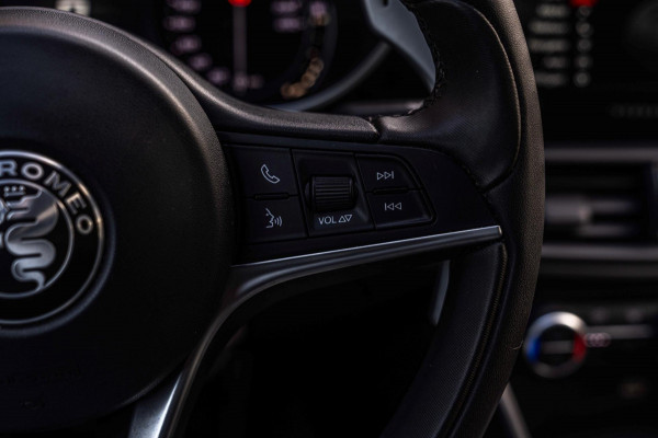 Alfa Romeo Giulia 2.0 T 280pk AWD Veloce Adaptive Camera Leder Stoel/Stuurverw. 19''