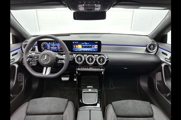 Mercedes-Benz CLA-Klasse 180 Business Solution AMG | AMG Line Plus pakket | Smartphone integratie | Panoramaschuifdak | 360° camera | Advanced sound system | Head-up display | 19 inch AMG velgen |