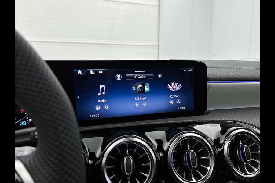 Mercedes-Benz CLA-Klasse 180 Business Solution AMG | AMG Line Plus pakket | Smartphone integratie | Panoramaschuifdak | 360° camera | Advanced sound system | Head-up display | 19 inch AMG velgen |