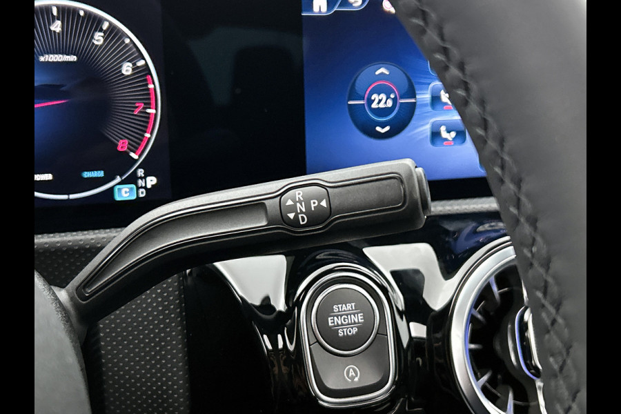Mercedes-Benz CLA-Klasse 180 Business Solution AMG | AMG Line Plus pakket | Smartphone integratie | Panoramaschuifdak | 360° camera | Advanced sound system | Head-up display | 19 inch AMG velgen |