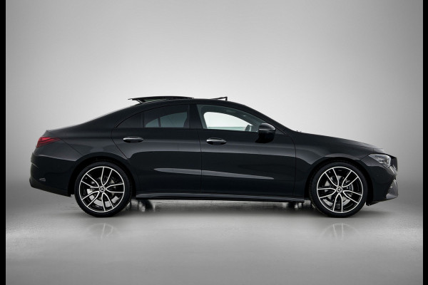 Mercedes-Benz CLA-Klasse 180 Business Solution AMG | AMG Line Plus pakket | Smartphone integratie | Panoramaschuifdak | 360° camera | Advanced sound system | Head-up display | 19 inch AMG velgen |