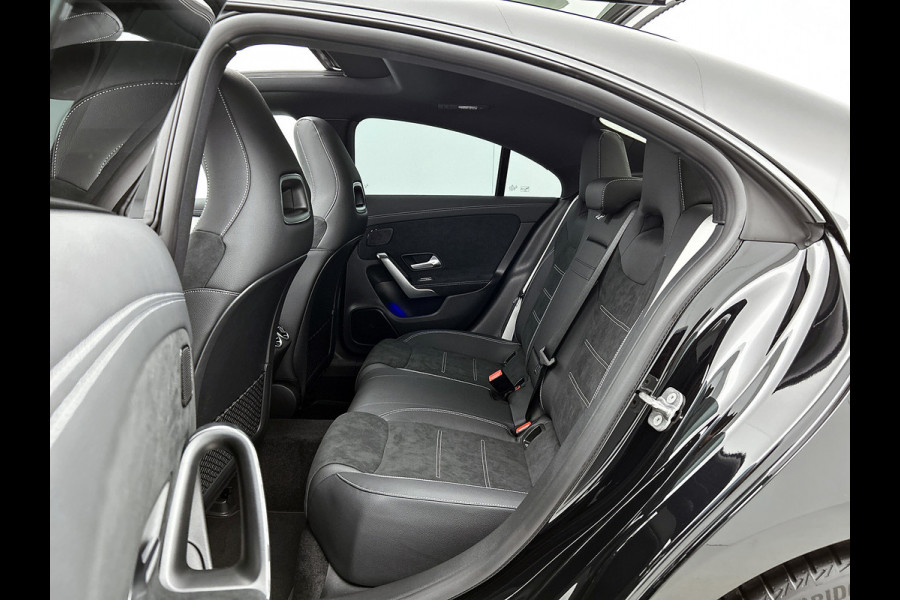 Mercedes-Benz CLA-Klasse 180 Business Solution AMG | AMG Line Plus pakket | Smartphone integratie | Panoramaschuifdak | 360° camera | Advanced sound system | Head-up display | 19 inch AMG velgen |