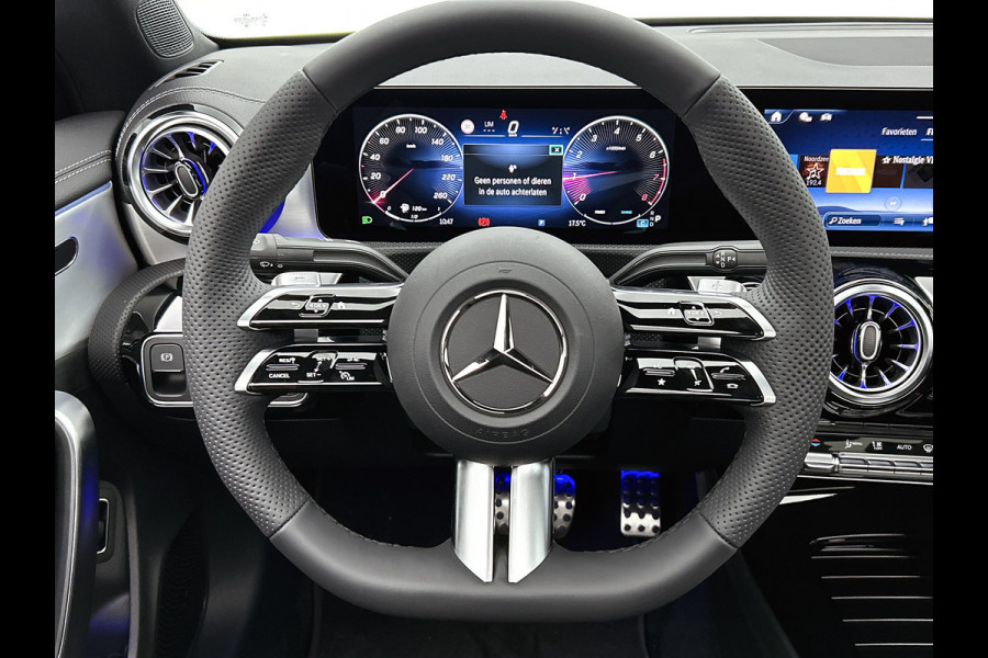 Mercedes-Benz CLA-Klasse 180 Business Solution AMG | AMG Line Plus pakket | Smartphone integratie | Panoramaschuifdak | 360° camera | Advanced sound system | Head-up display | 19 inch AMG velgen |