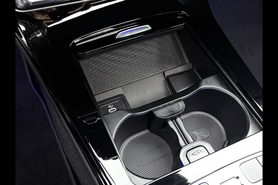 Mercedes-Benz CLA-Klasse 180 Business Solution AMG | AMG Line Plus pakket | Smartphone integratie | Panoramaschuifdak | 360° camera | Advanced sound system | Head-up display | 19 inch AMG velgen |