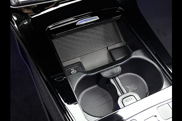 Mercedes-Benz CLA-Klasse 180 Business Solution AMG | AMG Line Plus pakket | Smartphone integratie | Panoramaschuifdak | 360° camera | Advanced sound system | Head-up display | 19 inch AMG velgen |