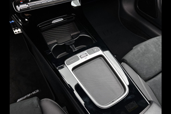 Mercedes-Benz CLA-Klasse 180 Business Solution AMG | AMG Line Plus pakket | Smartphone integratie | Panoramaschuifdak | 360° camera | Advanced sound system | Head-up display | 19 inch AMG velgen |