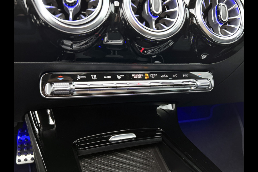 Mercedes-Benz CLA-Klasse 180 Business Solution AMG | AMG Line Plus pakket | Smartphone integratie | Panoramaschuifdak | 360° camera | Advanced sound system | Head-up display | 19 inch AMG velgen |