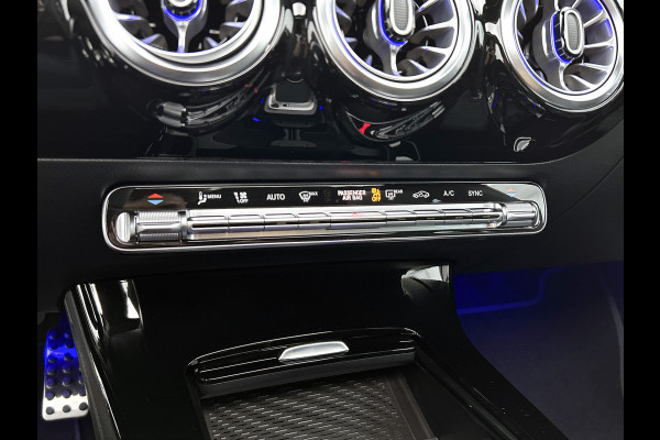 Mercedes-Benz CLA-Klasse 180 Business Solution AMG | AMG Line Plus pakket | Smartphone integratie | Panoramaschuifdak | 360° camera | Advanced sound system | Head-up display | 19 inch AMG velgen |