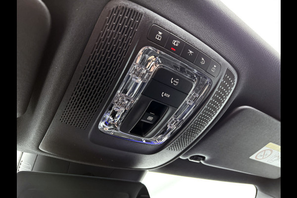 Mercedes-Benz CLA-Klasse 180 Business Solution AMG | AMG Line Plus pakket | Smartphone integratie | Panoramaschuifdak | 360° camera | Advanced sound system | Head-up display | 19 inch AMG velgen |