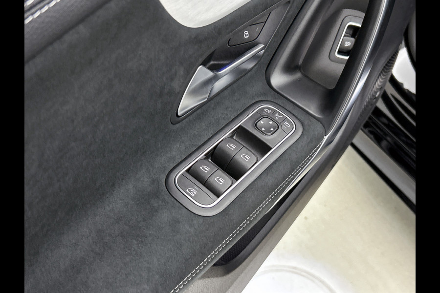 Mercedes-Benz CLA-Klasse 180 Business Solution AMG | AMG Line Plus pakket | Smartphone integratie | Panoramaschuifdak | 360° camera | Advanced sound system | Head-up display | 19 inch AMG velgen |