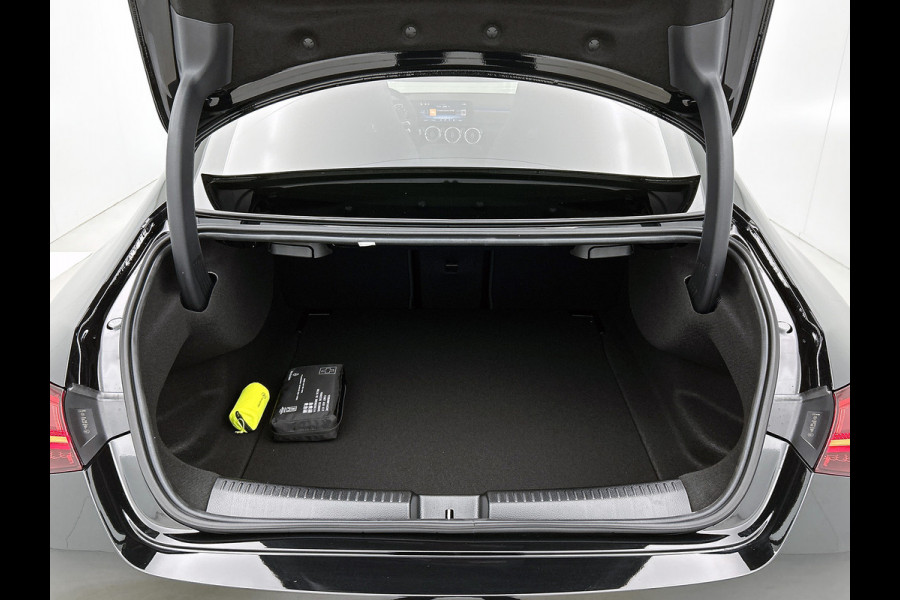 Mercedes-Benz CLA-Klasse 180 Business Solution AMG | AMG Line Plus pakket | Smartphone integratie | Panoramaschuifdak | 360° camera | Advanced sound system | Head-up display | 19 inch AMG velgen |