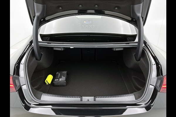Mercedes-Benz CLA-Klasse 180 Business Solution AMG | AMG Line Plus pakket | Smartphone integratie | Panoramaschuifdak | 360° camera | Advanced sound system | Head-up display | 19 inch AMG velgen |