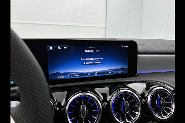 Mercedes-Benz CLA-Klasse 180 Business Solution AMG | AMG Line Plus pakket | Smartphone integratie | Panoramaschuifdak | 360° camera | Advanced sound system | Head-up display | 19 inch AMG velgen |