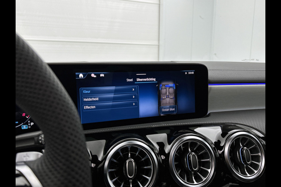 Mercedes-Benz CLA-Klasse 180 Business Solution AMG | AMG Line Plus pakket | Smartphone integratie | Panoramaschuifdak | 360° camera | Advanced sound system | Head-up display | 19 inch AMG velgen |