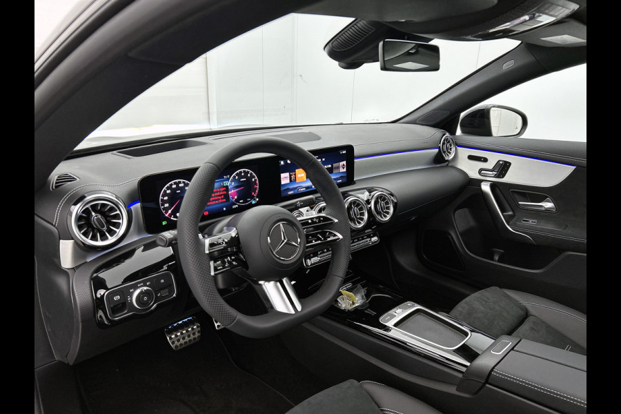 Mercedes-Benz CLA-Klasse 180 Business Solution AMG | AMG Line Plus pakket | Smartphone integratie | Panoramaschuifdak | 360° camera | Advanced sound system | Head-up display | 19 inch AMG velgen |