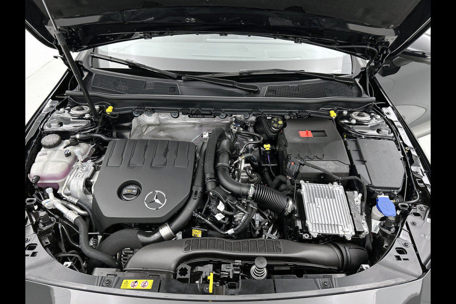 Mercedes-Benz CLA-Klasse 180 Business Solution AMG | AMG Line Plus pakket | Smartphone integratie | Panoramaschuifdak | 360° camera | Advanced sound system | Head-up display | 19 inch AMG velgen |