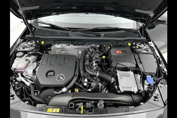 Mercedes-Benz CLA-Klasse 180 Business Solution AMG | AMG Line Plus pakket | Smartphone integratie | Panoramaschuifdak | 360° camera | Advanced sound system | Head-up display | 19 inch AMG velgen |