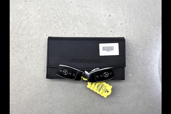Mercedes-Benz CLA-Klasse 180 Business Solution AMG | AMG Line Plus pakket | Smartphone integratie | Panoramaschuifdak | 360° camera | Advanced sound system | Head-up display | 19 inch AMG velgen |