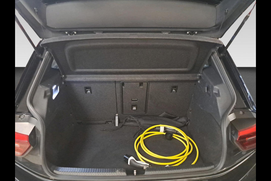 Volkswagen ID.3 First Plus 58 kWh Incl. Stoel en stuurverwarming | Apple Carplay/Android Auto | Navigatie