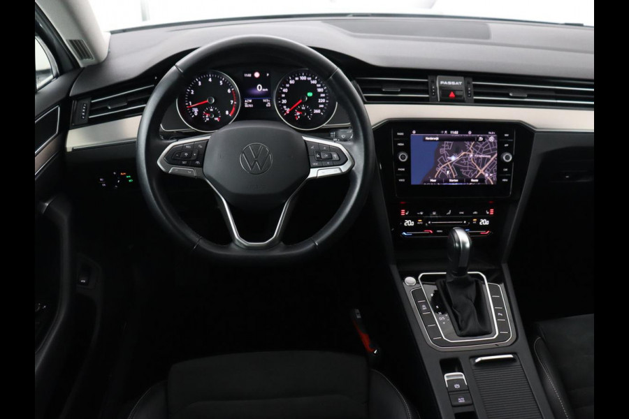Volkswagen Passat 1.5 TSI Comfort Business | Stoelverwarming | Leder/Alcantara | Trekhaak | Adaptive cruise | Navigatie | Full LED | Parkeerhulp | Climate control | Bluetooth