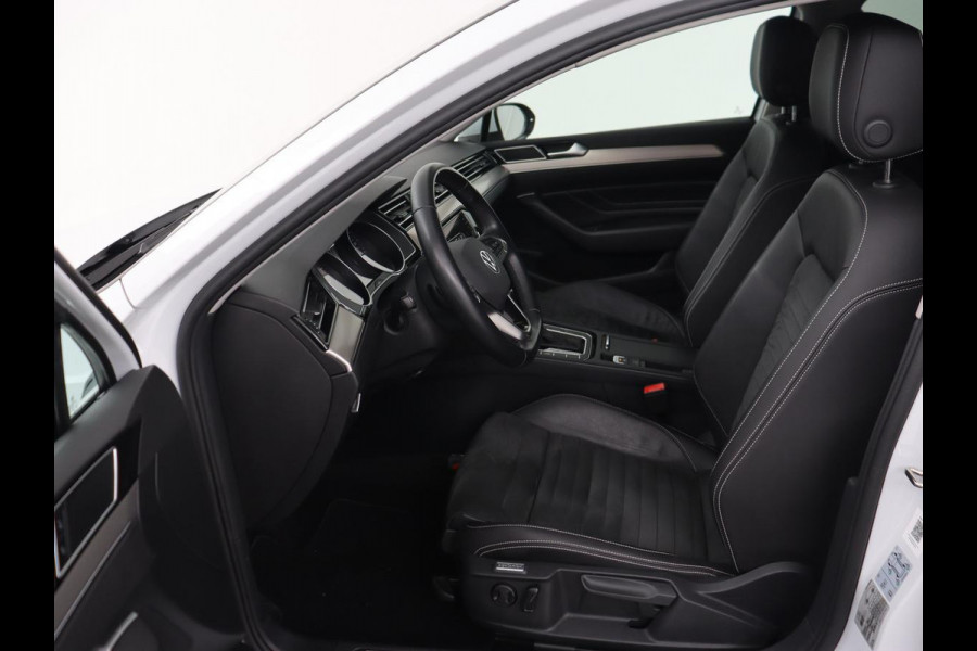 Volkswagen Passat 1.5 TSI Comfort Business | Stoelverwarming | Leder/Alcantara | Trekhaak | Adaptive cruise | Navigatie | Full LED | Parkeerhulp | Climate control | Bluetooth
