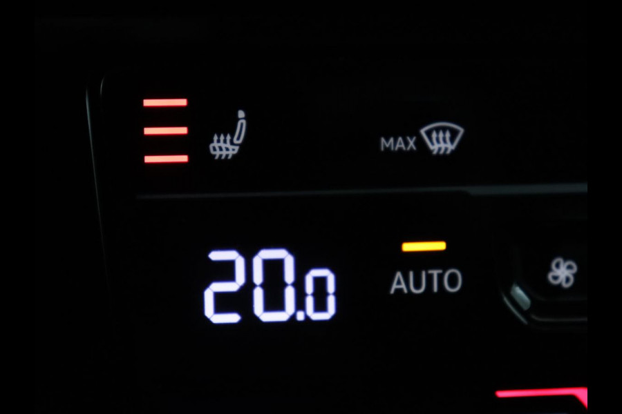 Volkswagen Passat 1.5 TSI Comfort Business | Stoelverwarming | Leder/Alcantara | Trekhaak | Adaptive cruise | Navigatie | Full LED | Parkeerhulp | Climate control | Bluetooth