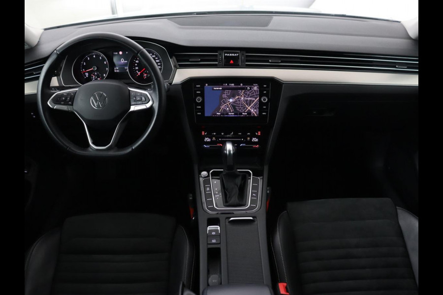 Volkswagen Passat 1.5 TSI Comfort Business | Stoelverwarming | Leder/Alcantara | Trekhaak | Adaptive cruise | Navigatie | Full LED | Parkeerhulp | Climate control | Bluetooth