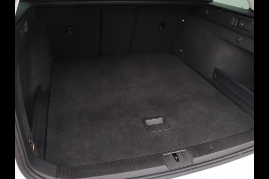 Volkswagen Passat 1.5 TSI Comfort Business | Stoelverwarming | Leder/Alcantara | Trekhaak | Adaptive cruise | Navigatie | Full LED | Parkeerhulp | Climate control | Bluetooth