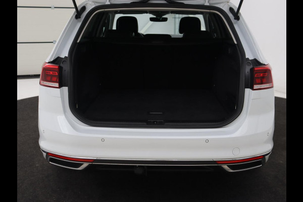 Volkswagen Passat 1.5 TSI Comfort Business | Stoelverwarming | Leder/Alcantara | Trekhaak | Adaptive cruise | Navigatie | Full LED | Parkeerhulp | Climate control | Bluetooth