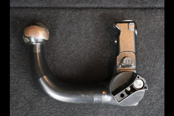 Volkswagen Passat 1.5 TSI Comfort Business | Stoelverwarming | Leder/Alcantara | Trekhaak | Adaptive cruise | Navigatie | Full LED | Parkeerhulp | Climate control | Bluetooth