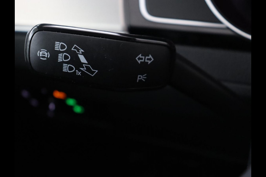 Volkswagen Passat 1.5 TSI Comfort Business | Stoelverwarming | Leder/Alcantara | Trekhaak | Adaptive cruise | Navigatie | Full LED | Parkeerhulp | Climate control | Bluetooth