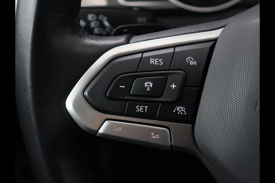 Volkswagen Passat 1.5 TSI Comfort Business | Stoelverwarming | Leder/Alcantara | Trekhaak | Adaptive cruise | Navigatie | Full LED | Parkeerhulp | Climate control | Bluetooth