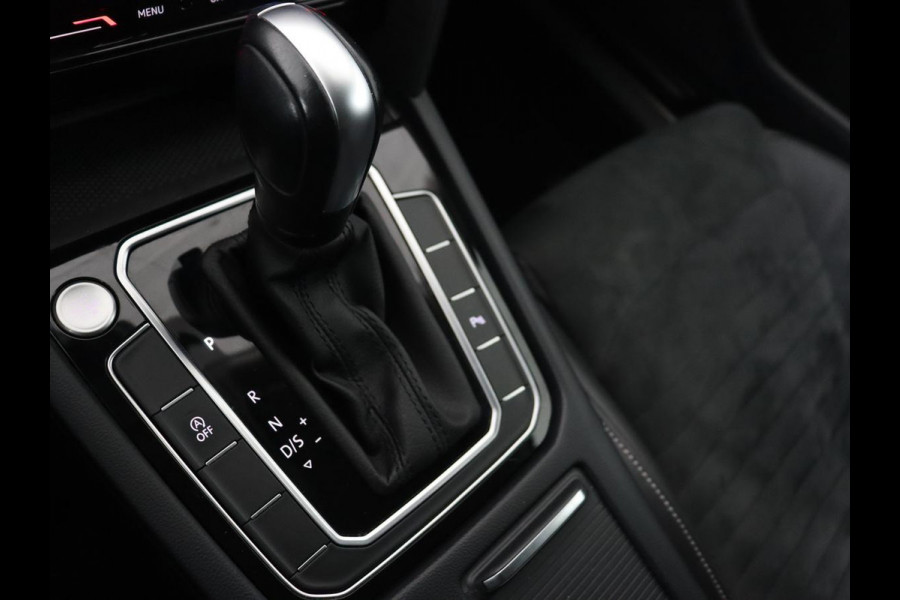 Volkswagen Passat 1.5 TSI Comfort Business | Stoelverwarming | Leder/Alcantara | Trekhaak | Adaptive cruise | Navigatie | Full LED | Parkeerhulp | Climate control | Bluetooth