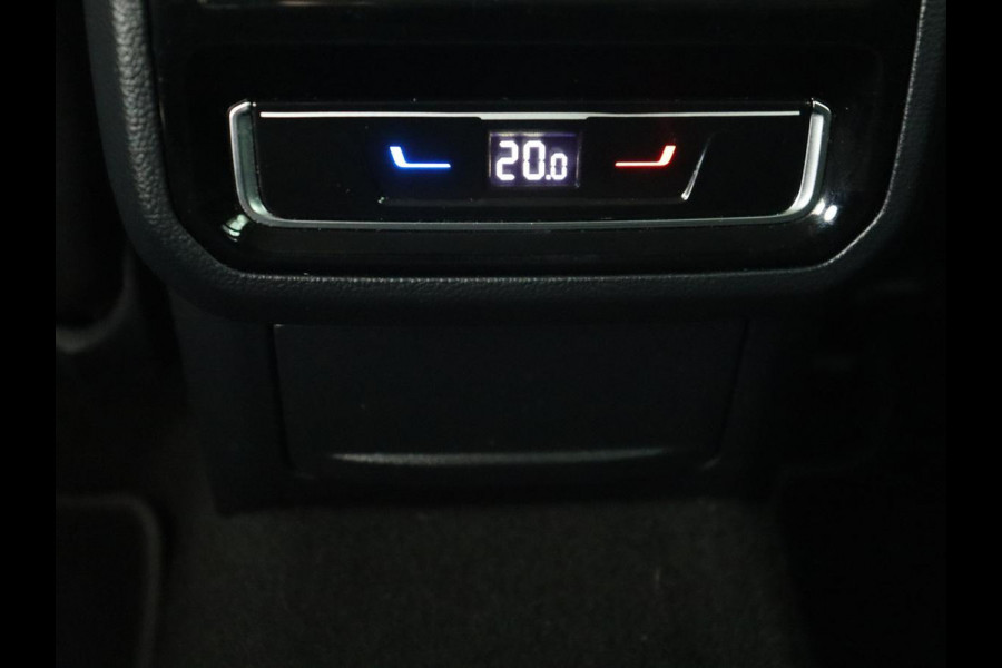 Volkswagen Passat 1.5 TSI Comfort Business | Stoelverwarming | Leder/Alcantara | Trekhaak | Adaptive cruise | Navigatie | Full LED | Parkeerhulp | Climate control | Bluetooth