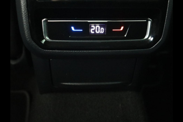 Volkswagen Passat 1.5 TSI Comfort Business | Stoelverwarming | Leder/Alcantara | Trekhaak | Adaptive cruise | Navigatie | Full LED | Parkeerhulp | Climate control | Bluetooth