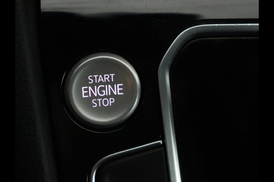 Volkswagen Passat 1.5 TSI Comfort Business | Stoelverwarming | Leder/Alcantara | Trekhaak | Adaptive cruise | Navigatie | Full LED | Parkeerhulp | Climate control | Bluetooth