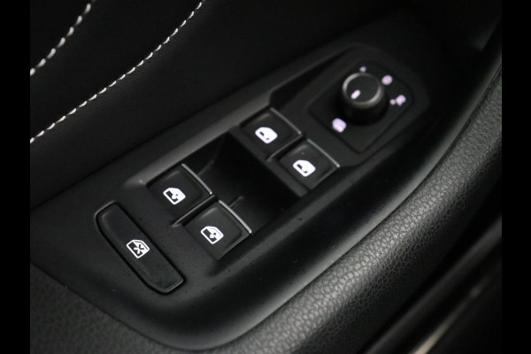 Volkswagen Passat 1.5 TSI Comfort Business | Stoelverwarming | Leder/Alcantara | Trekhaak | Adaptive cruise | Navigatie | Full LED | Parkeerhulp | Climate control | Bluetooth