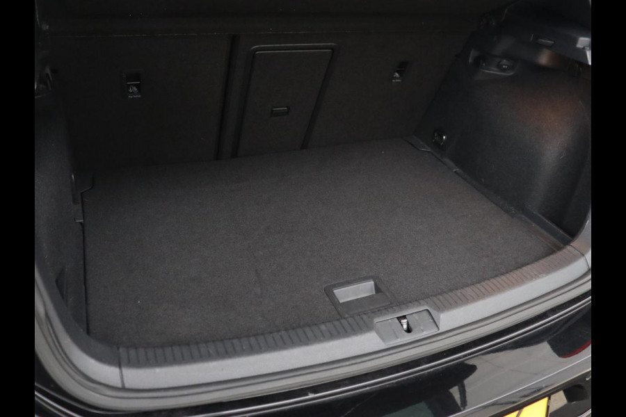 Volkswagen Golf 1.5 TSI R Line | Panoramadak | Trekhaak | Stoelverwarming | Adaptive cruise | Camera | Carplay | Navigatie | Full LED | Navigatie