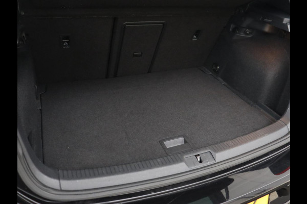 Volkswagen Golf 1.5 TSI R Line | Panoramadak | Trekhaak | Stoelverwarming | Adaptive cruise | Camera | Carplay | Navigatie | Full LED | Navigatie